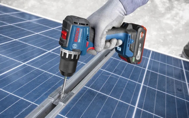 Máy khoan pin Bosch GSR 18V-52 sử dụng đơn giản 