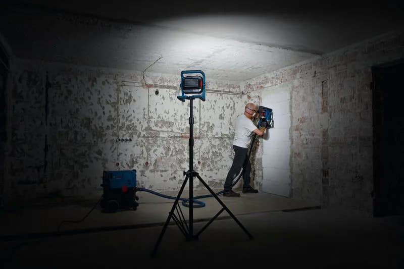 Đèn pin công trình Bosch GLI 18V-5000 phù hợp để chiếu sáng các khu vực làm việc