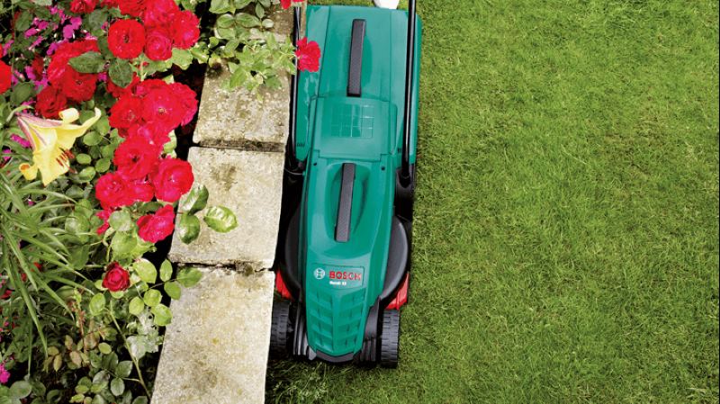 Máy cắt cỏ Bosch Rotak 32 phù hợp với bãi cỏ vừa và nhỏ
