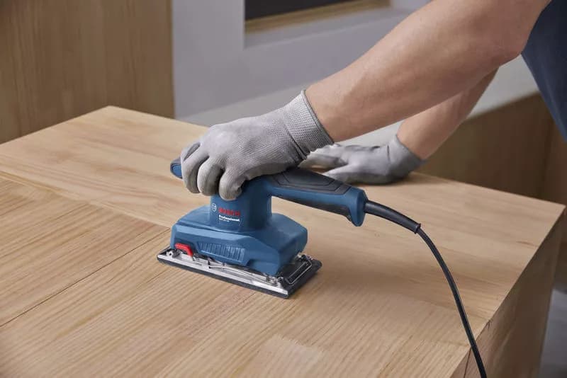 Máy chà nhám Bosch GSS 20-18 A được thiết kế tối ưu nhằm giảm thiểu độ rung truyền đến tay người dùng