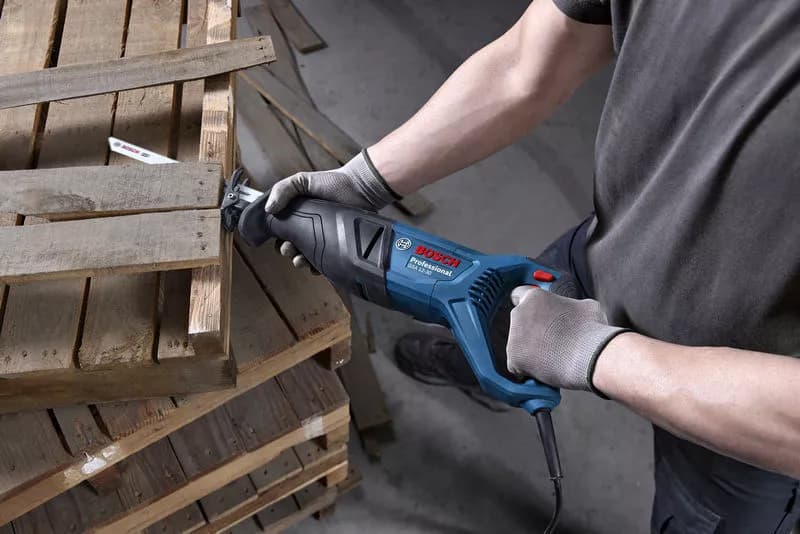 Máy cưa kiếm Bosch GSA 12-30 là dòng công cụ chuyên dụng dành cho các công việc phá dỡ, cắt vật liệu
