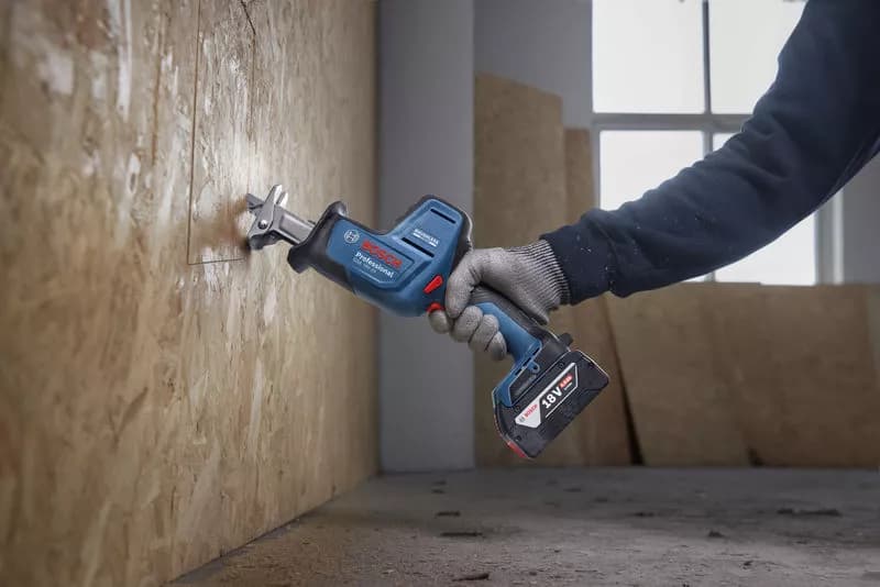 Bosch GSA 18V-24 (SOLO) là máy cưa kiếm Bosch tích hợp động cơ không chổi than mạnh mẽ