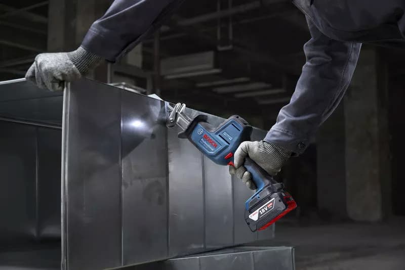 Máy cưa kiếm Bosch GSA 18V-24 được xử dụng trong xây dựng, cơ khí,...