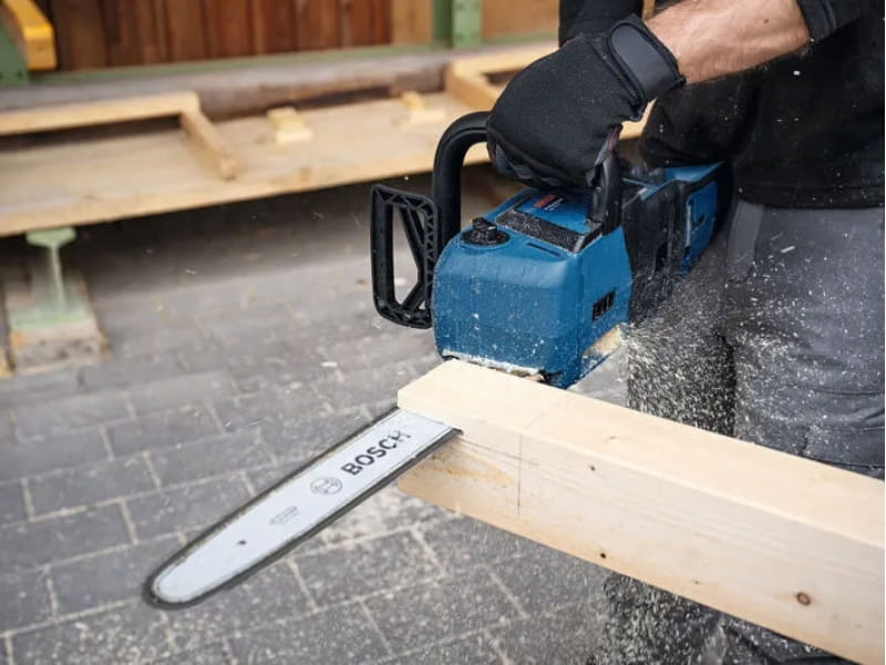 Máy cưa xích Bosch GKE 18V-40 cắt gỗ và cành cây nhanh, chính xác 