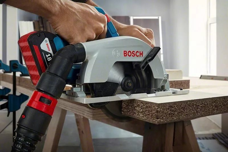 Bosch GKS 185 LI có thể kết nối với hệ thống hút bụi để làm sạch bụi vật liệu