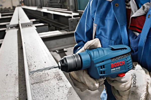 Máy khoan GBM 10 RE xử lý tốt nhiều loại vật liệu