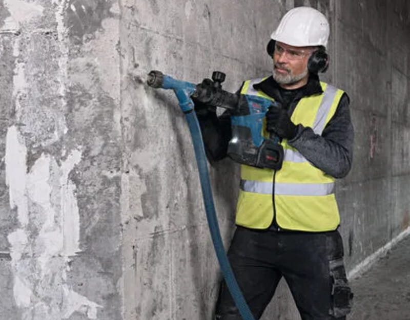 Bosch GSH 18V-5 sử dụng động cơ không chổi than đục mạnh mẽ với lực 8.5J