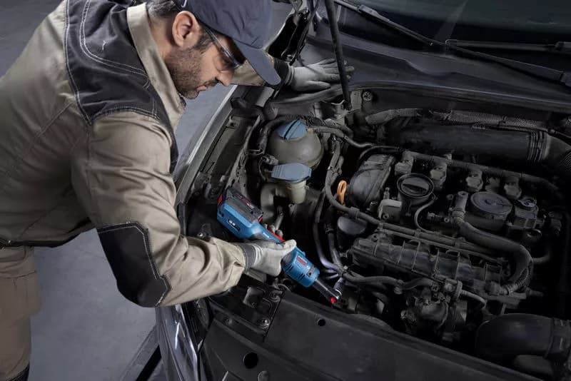 Máy siết bu lông góc dùng pin Bosch GRC 18V-60 là lựa chọn lý tưởng cho các công việc trong không gian chật hẹp