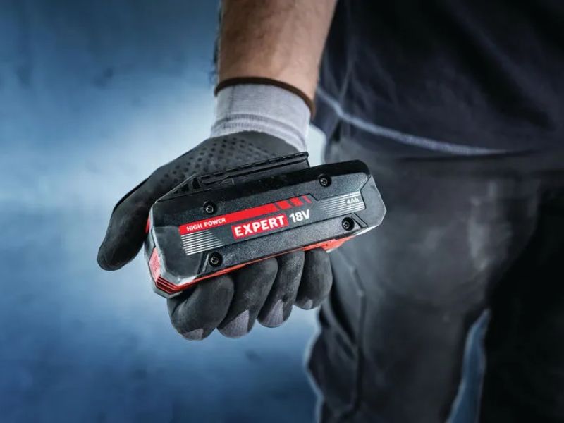  Bosch EXBA18V-40 có dung lượng 4.0Ah và công suất tối đa 2000W