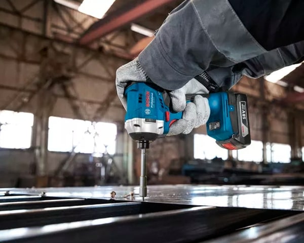 Máy vặn ốc vít dùng Bosch GDR 18V-215