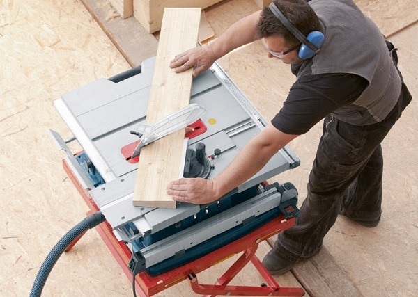 Cưa bàn có thể cắt những tấm gỗ lớn dễ dàng