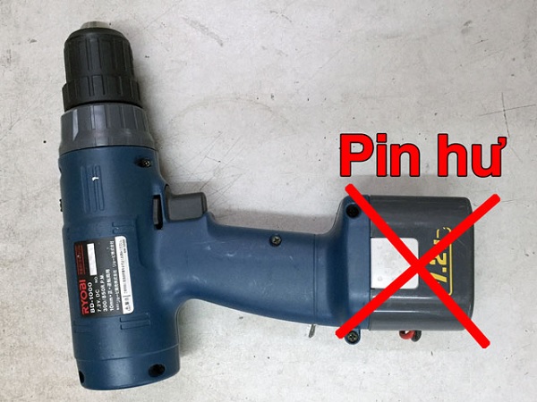 Pin máy khoan sạc không vào điện do hư hỏng hoặc bị chai