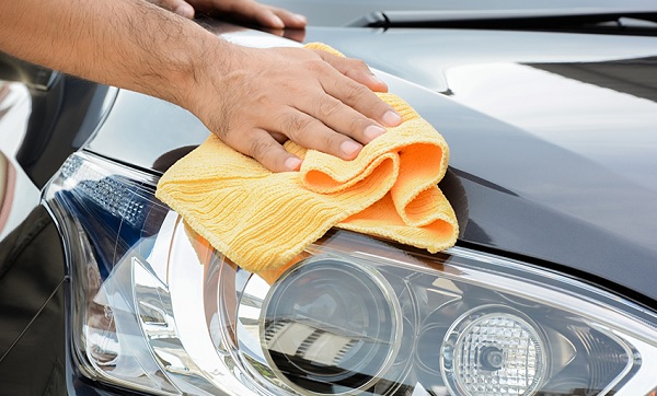 Sử dụng khăn mềm để lau xe