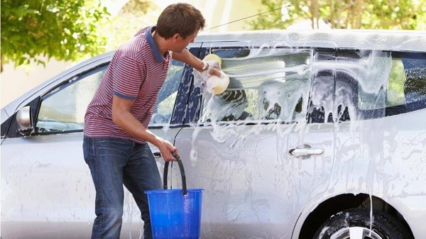 Không nên chỉ dùng 1 xô nước để rửa xe