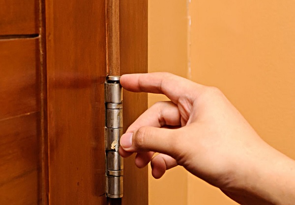 Bản lề cửa bị lỏng là một nguyên nhân khiến cửa gỗ hư hỏng