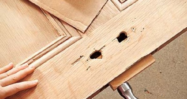 Cách sửa cửa gỗ bị hỏng do tác động của ngoại lực