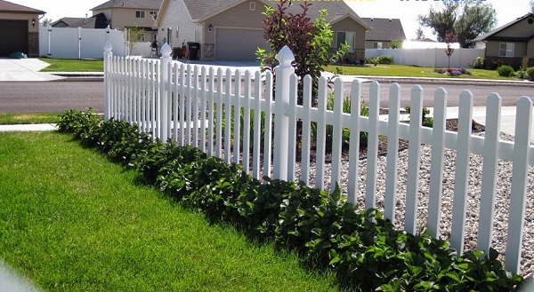 Hàng rào gỗ giúp trang trí nhà cửa và có độ bền cao