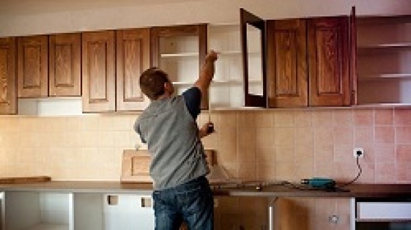 Hướng dẫn cách lắp tủ bếp treo tường bằng máy khoan gia đình